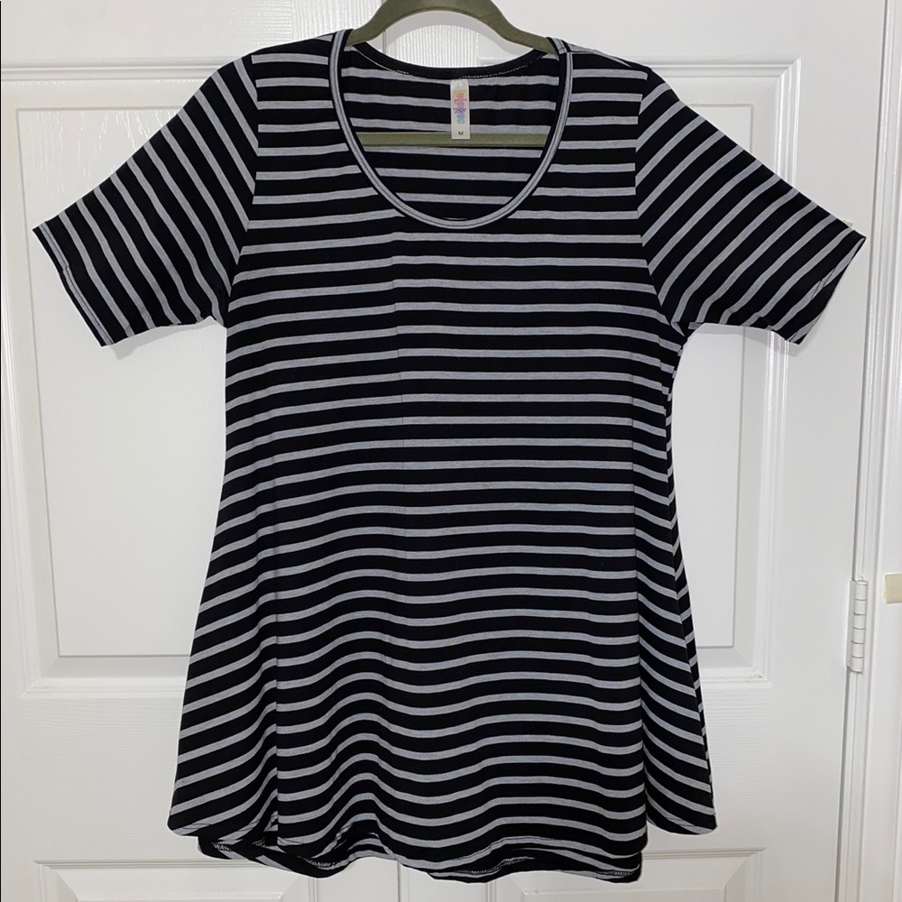 LuLaRoe Perfect T
size Medium 
Like new 
Pet free and smoke free home